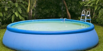 Как правильно убрать воду из резинового бассейна?